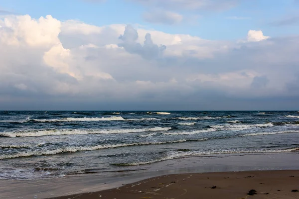 Utsikt över en stormig strand på morgonen. — Stockfoto