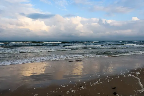 Fırtınalı bir plaj sabah görünümünü.