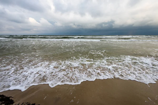 Vista de una playa tormentosa por la mañana . — Foto de Stock