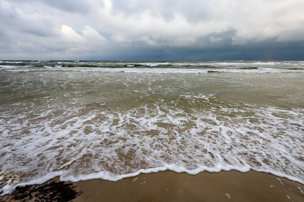 Vista de una playa tormentosa por la mañana . — Foto de Stock