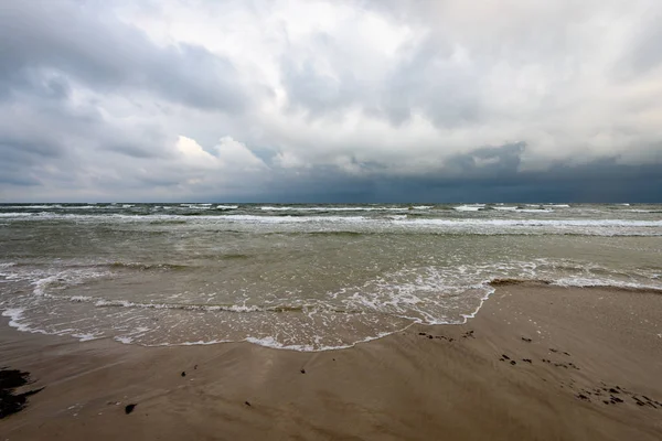 Vista de una playa tormentosa por la mañana . — Foto de Stock