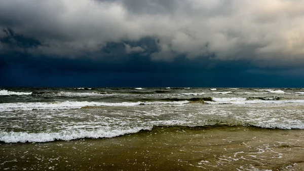 Fırtınalı bir plaj sabah görünümünü.