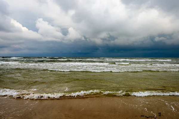 Vista de una playa tormentosa por la mañana . — Foto de Stock