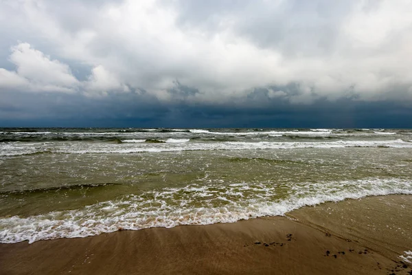 Fırtınalı bir plaj sabah görünümünü.