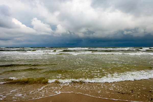 Fırtınalı bir plaj sabah görünümünü.