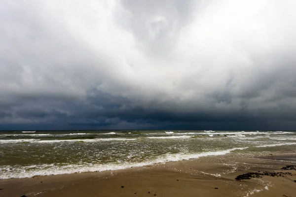 Vista de una playa tormentosa por la mañana . — Foto de Stock