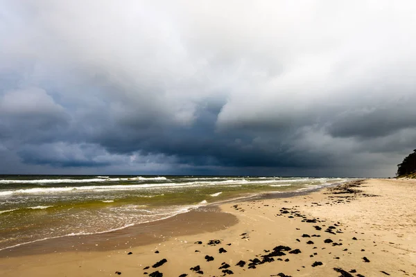 Fırtınalı bir plaj sabah görünümünü.