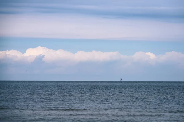 Sirályok a strandon a kék háttér - vintage f-felhők — Stock Fotó