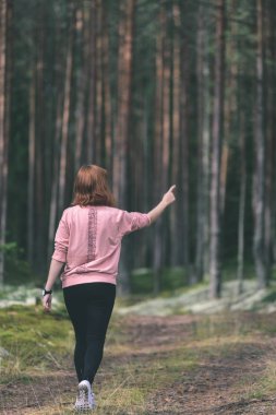 Orman - vintage eski genç kadın zevk doğada bak