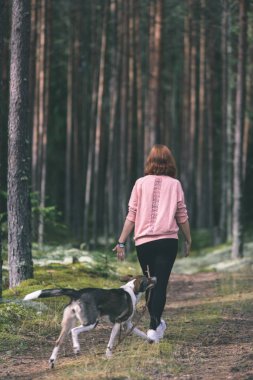Orman - vintage eski genç kadın zevk doğada bak