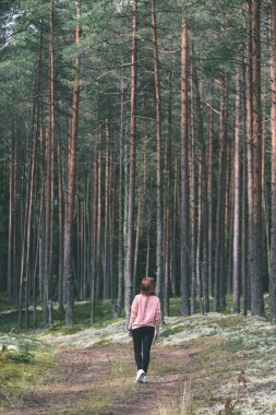 Orman - vintage eski genç kadın zevk doğada bak