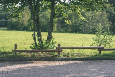 vintage eski güzel sonbahar - parkında eski ahşap çit bak
