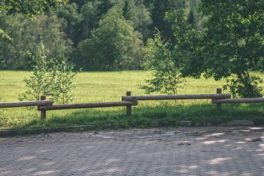 vintage eski güzel sonbahar - parkında eski ahşap çit bak