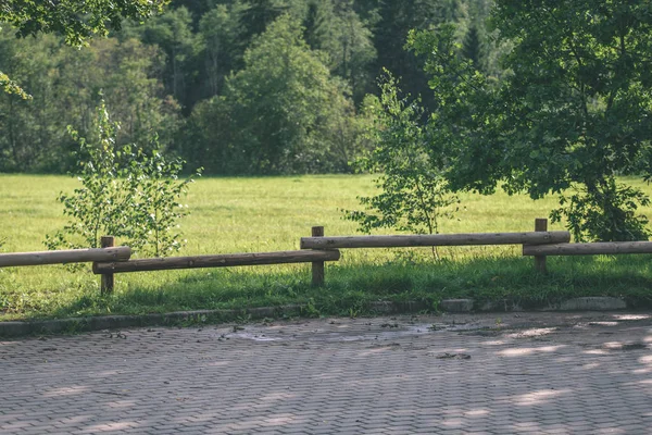 vintage eski güzel sonbahar - parkında eski ahşap çit bak