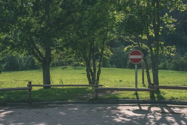 eski ahşap çit güzel park dur işareti ile-sonbaharda v