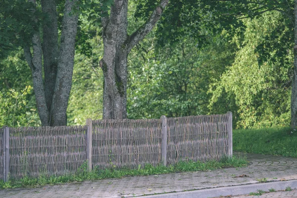 vintage eski güzel sonbahar - parkında eski ahşap çit bak