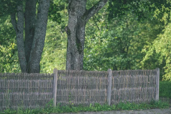 vintage eski güzel sonbahar - parkında eski ahşap çit bak