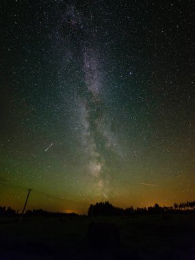 Samanyolu gece gökyüzünde yıldızlar ve bazı ağaçları ile.