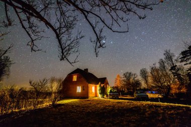 Samanyolu yıldız ahşap kır evi üzerinde gece gökyüzünde 