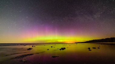 Baltık Denizi üzerinde yoğun Kuzey ışıkları (Kutup ışıkları)