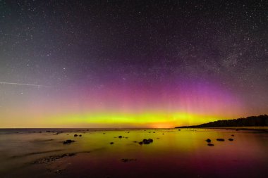Baltık Denizi üzerinde yoğun Kuzey ışıkları (Kutup ışıkları)