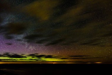 Baltık Denizi üzerinde yoğun Kuzey ışıkları (Kutup ışıkları)