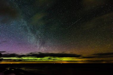 Baltık Denizi üzerinde yoğun Kuzey ışıkları (Kutup ışıkları)