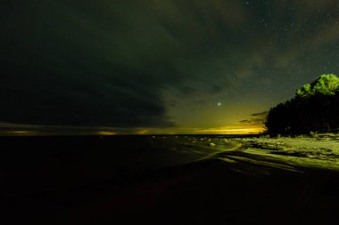 Baltık Denizi üzerinde yoğun Kuzey ışıkları (Kutup ışıkları)