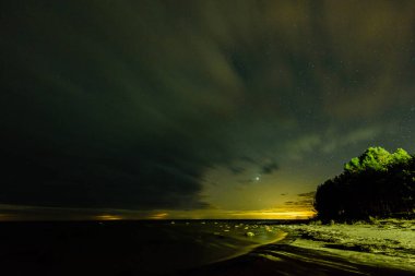 Baltık Denizi üzerinde yoğun Kuzey ışıkları (Kutup ışıkları)