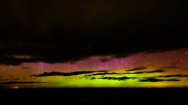 Baltık Denizi üzerinde yoğun Kuzey ışıkları (Kutup ışıkları)