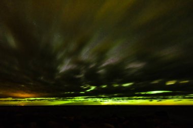 Baltık Denizi üzerinde yoğun Kuzey ışıkları (Kutup ışıkları)