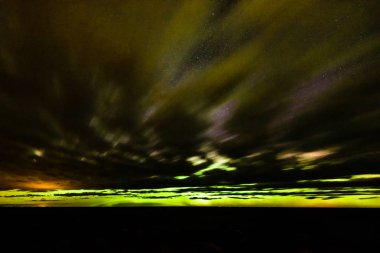Baltık Denizi üzerinde yoğun Kuzey ışıkları (Kutup ışıkları)