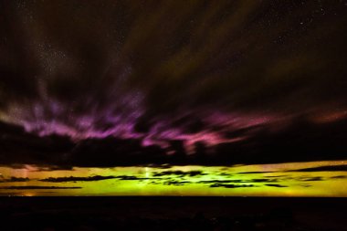 Baltık Denizi üzerinde yoğun Kuzey ışıkları (Kutup ışıkları)