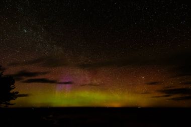 Baltık Denizi üzerinde yoğun Kuzey ışıkları (Kutup ışıkları)