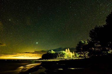 Baltık Denizi üzerinde yoğun Kuzey ışıkları (Kutup ışıkları)