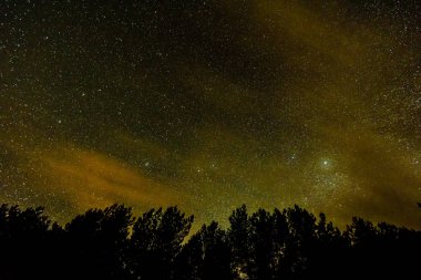 Baltık Denizi üzerinde yoğun Kuzey ışıkları (Kutup ışıkları)