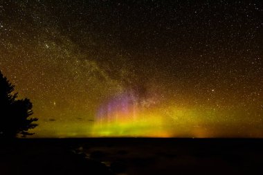 Baltık Denizi üzerinde yoğun Kuzey ışıkları (Kutup ışıkları)