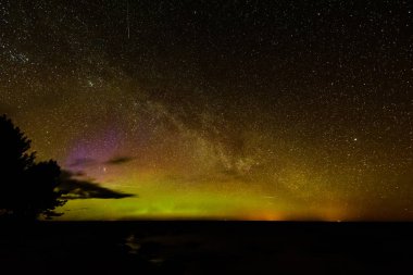 Baltık Denizi üzerinde yoğun Kuzey ışıkları (Kutup ışıkları)