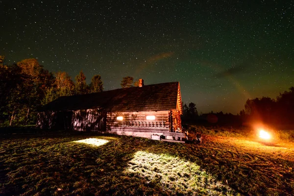 A Tejút az éjszakai égbolton a csillagok felett fa Tájház — Stock Fotó