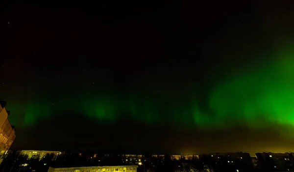 Intensiva norrsken (Aurora borealis) över staden Riga — Stockfoto