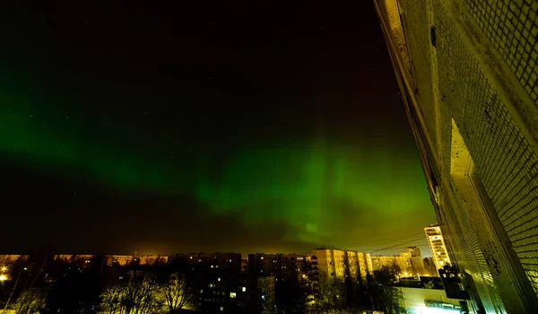 Intensiva norrsken (Aurora borealis) över staden Riga — Stockfoto