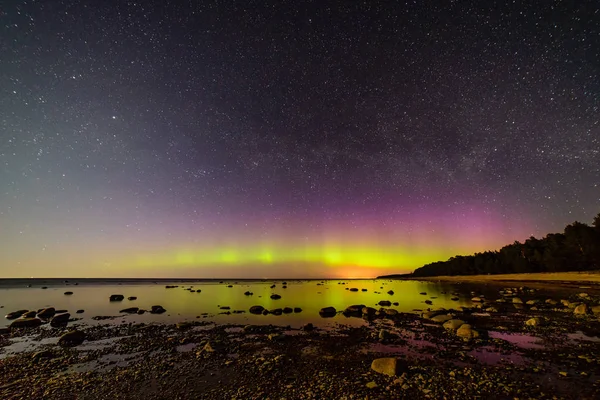 Baltık Denizi üzerinde yoğun Kuzey ışıkları (Kutup ışıkları)