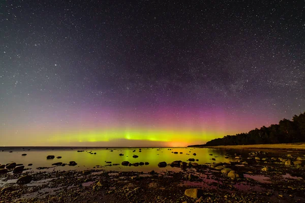 Baltık Denizi üzerinde yoğun Kuzey ışıkları (Kutup ışıkları)