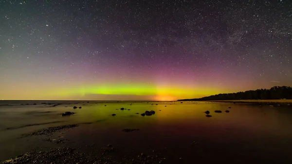 Luci settentrionali intense (Aurora borealis) sul Mar Baltico — Foto Stock