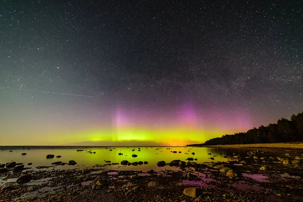 Luzes norte intensas (Aurora boreal) sobre o mar Báltico — Fotografia de Stock