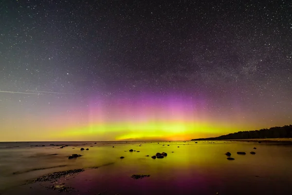 Baltık Denizi üzerinde yoğun Kuzey ışıkları (Kutup ışıkları)