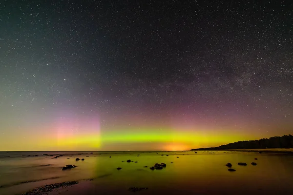 Baltık Denizi üzerinde yoğun Kuzey ışıkları (Kutup ışıkları)