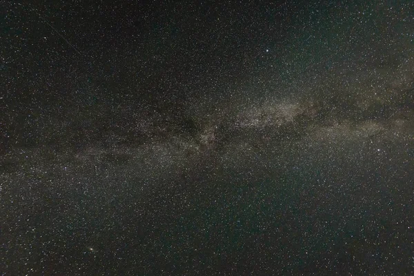 Hermosa galaxia de la Vía Láctea en un cielo nocturno y silueta de árbol — Foto de Stock