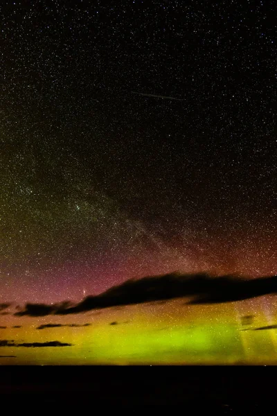 Luzes norte intensas (Aurora boreal) sobre o mar Báltico — Fotografia de Stock