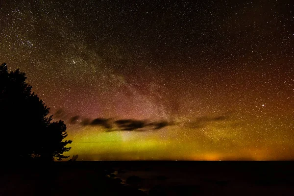 Baltık Denizi üzerinde yoğun Kuzey ışıkları (Kutup ışıkları)